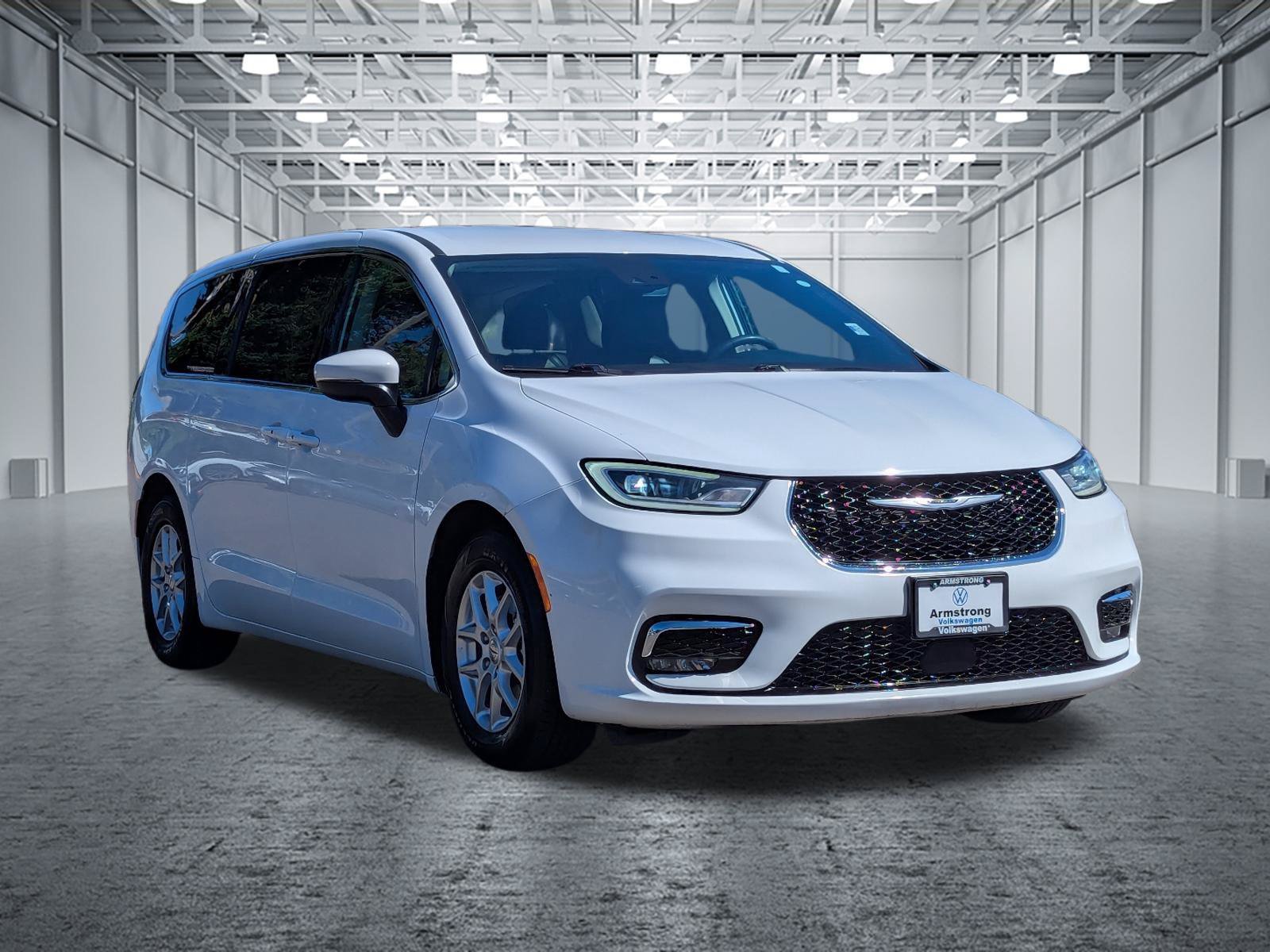 Used 2023 Chrysler Pacifica Touring-L FWD image 7