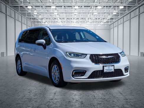 Used 2023 Chrysler Pacifica Touring-L FWD image 7