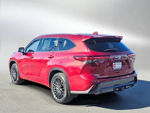 Used 2021 Toyota Highlander Limited image 3