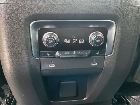 Used 2022 Chevrolet Tahoe Z71 w/ Z71 Off-Road Package AWD/4WD image 31