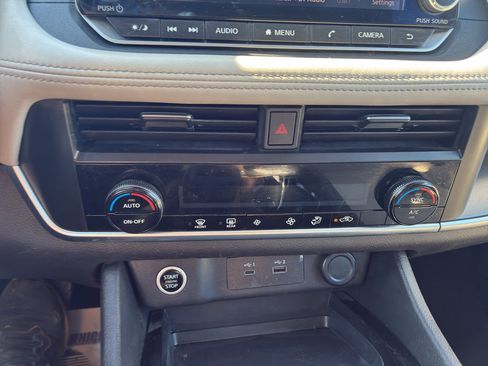 Used 2023 Nissan Rogue SV FWD image 2