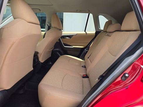 Used 2020 Toyota RAV4 XLE w/ Convenience Package FWD image 15