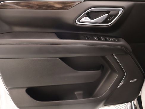 Used 2022 Chevrolet Suburban LT w/ Luxury Package image 17