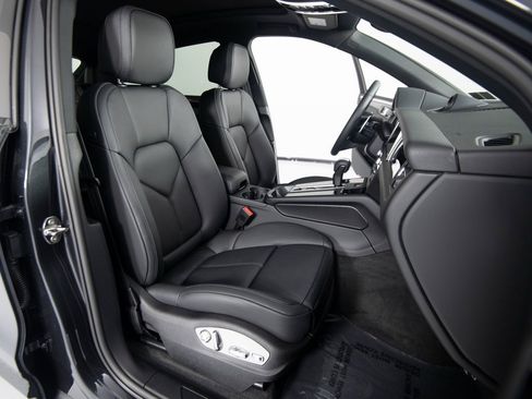 New 2026 Porsche Macan image 32