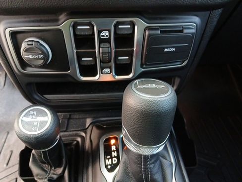 Used 2025 Jeep Gladiator Sport image 56