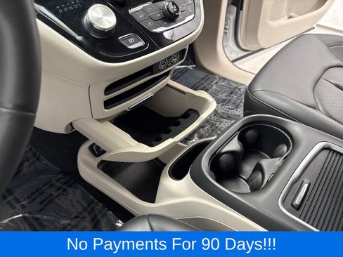 Used 2024 Chrysler Pacifica Touring-L FWD image 17
