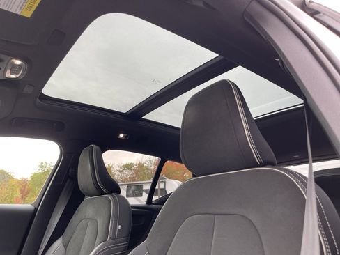 Used 2019 Volvo XC40 T5 R-Design image 19