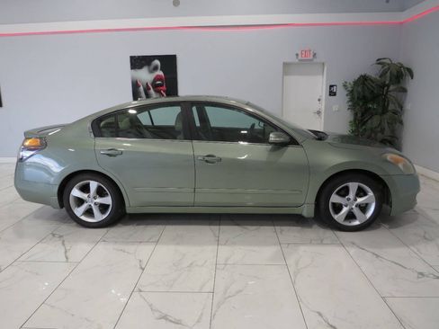 Used 2008 Nissan Altima 3.5 SE w/ Technology Pkg FWD image 2