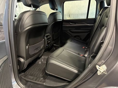 Used 2023 Jeep Grand Cherokee Limited AWD/4WD image 17
