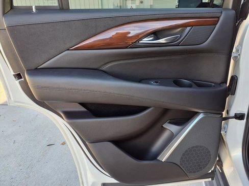 Used 2019 Cadillac Escalade Luxury image 17