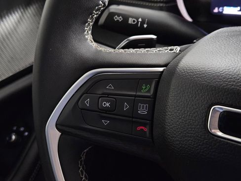 Used 2025 Jeep Grand Cherokee Laredo RWD image 22
