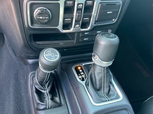 Used 2018 Jeep Wrangler Unlimited Sahara image 30
