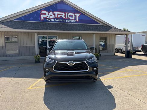 Used 2020 Toyota Highlander LE AWD/4WD image 2