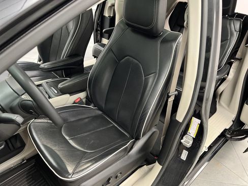 Used 2024 Chrysler Pacifica Limited FWD image 11