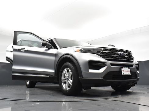 Used 2023 Ford Explorer XLT AWD/4WD image 29