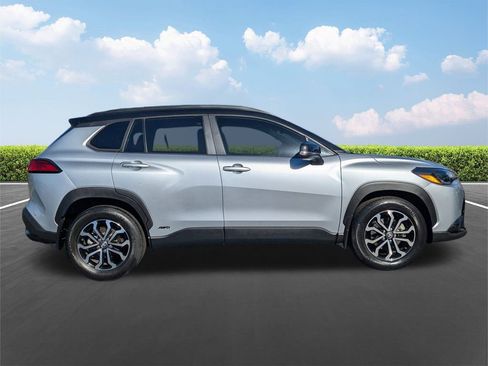 Certified 2024 Toyota Corolla Cross SE image 3