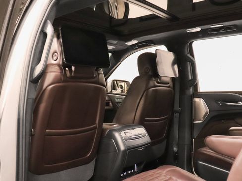 Used 2024 Cadillac Escalade ESV V w/ LPO, ONYX Package image 19