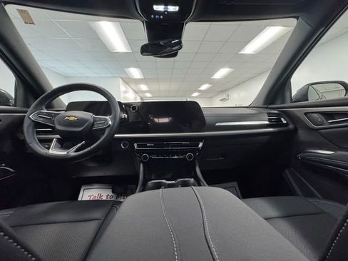 Used 2025 Chevrolet Traverse LT w/ Driver Confidence Package image 14