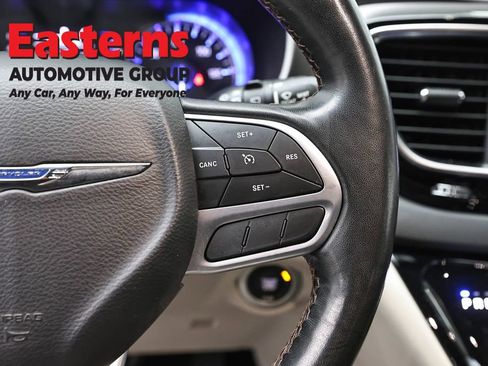Used 2020 Chrysler Pacifica Touring-L FWD image 16