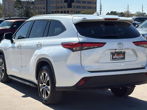Certified 2023 Toyota Highlander XLE image 3