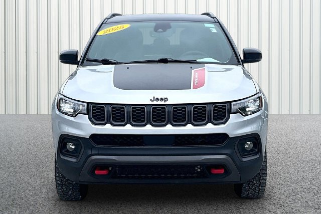 Used 2025 Jeep Compass Trailhawk AWD/4WD image 3