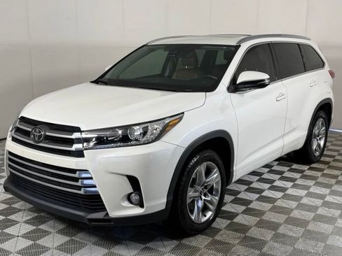 Used 2018 Toyota Highlander Limited FWD image 2