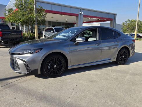 Used 2025 Toyota Camry SE w/ Convenience Package image 2