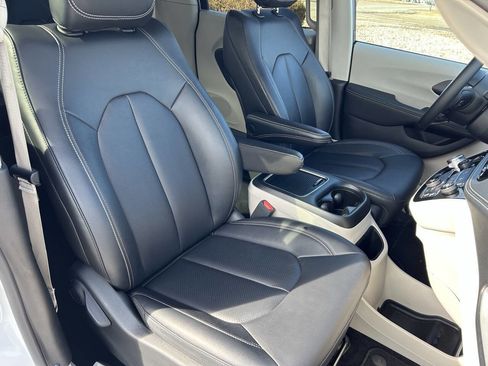 Used 2024 Chrysler Pacifica Touring-L image 27