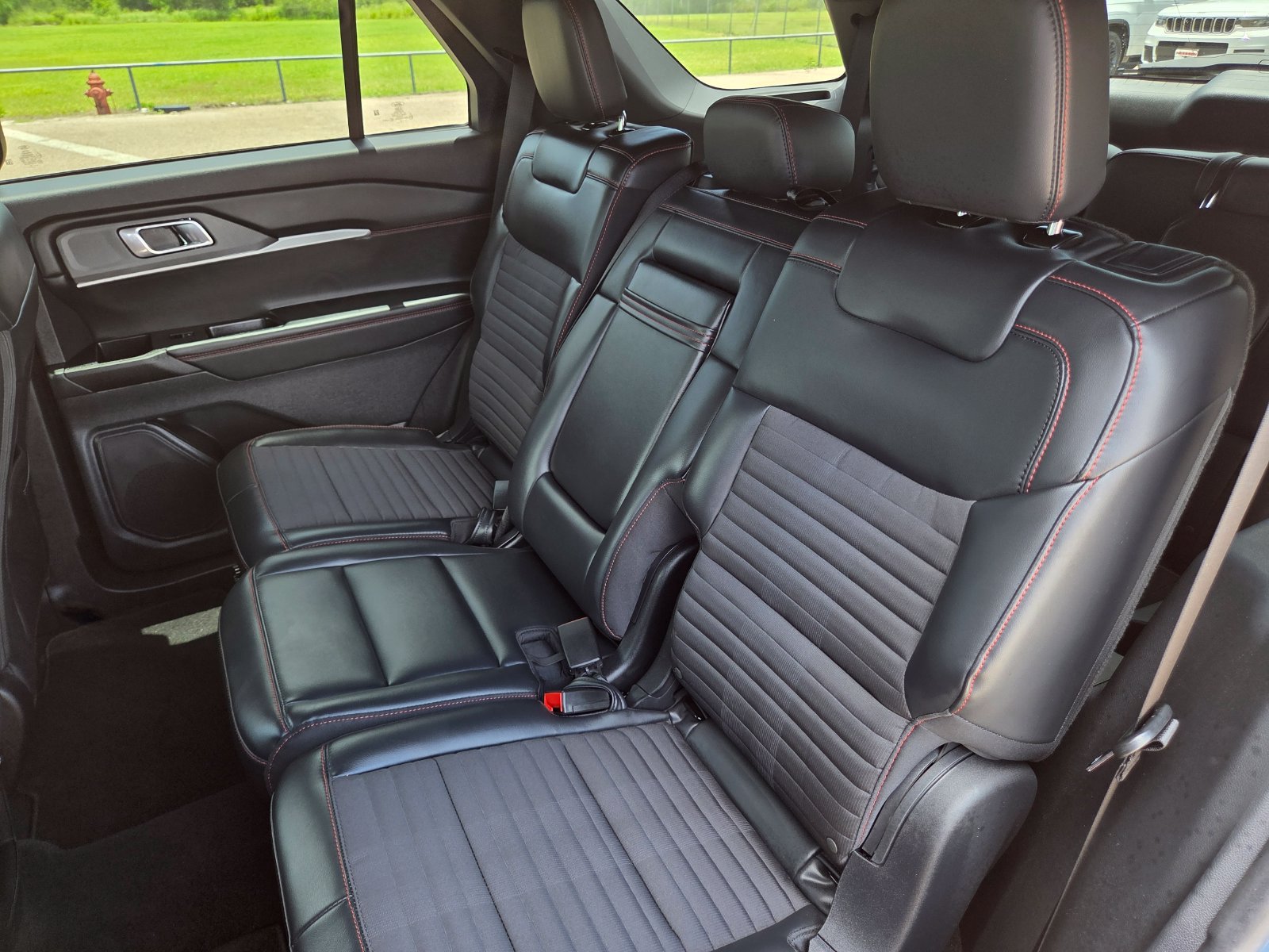 Used 2025 Ford Explorer ST-Line RWD image 21