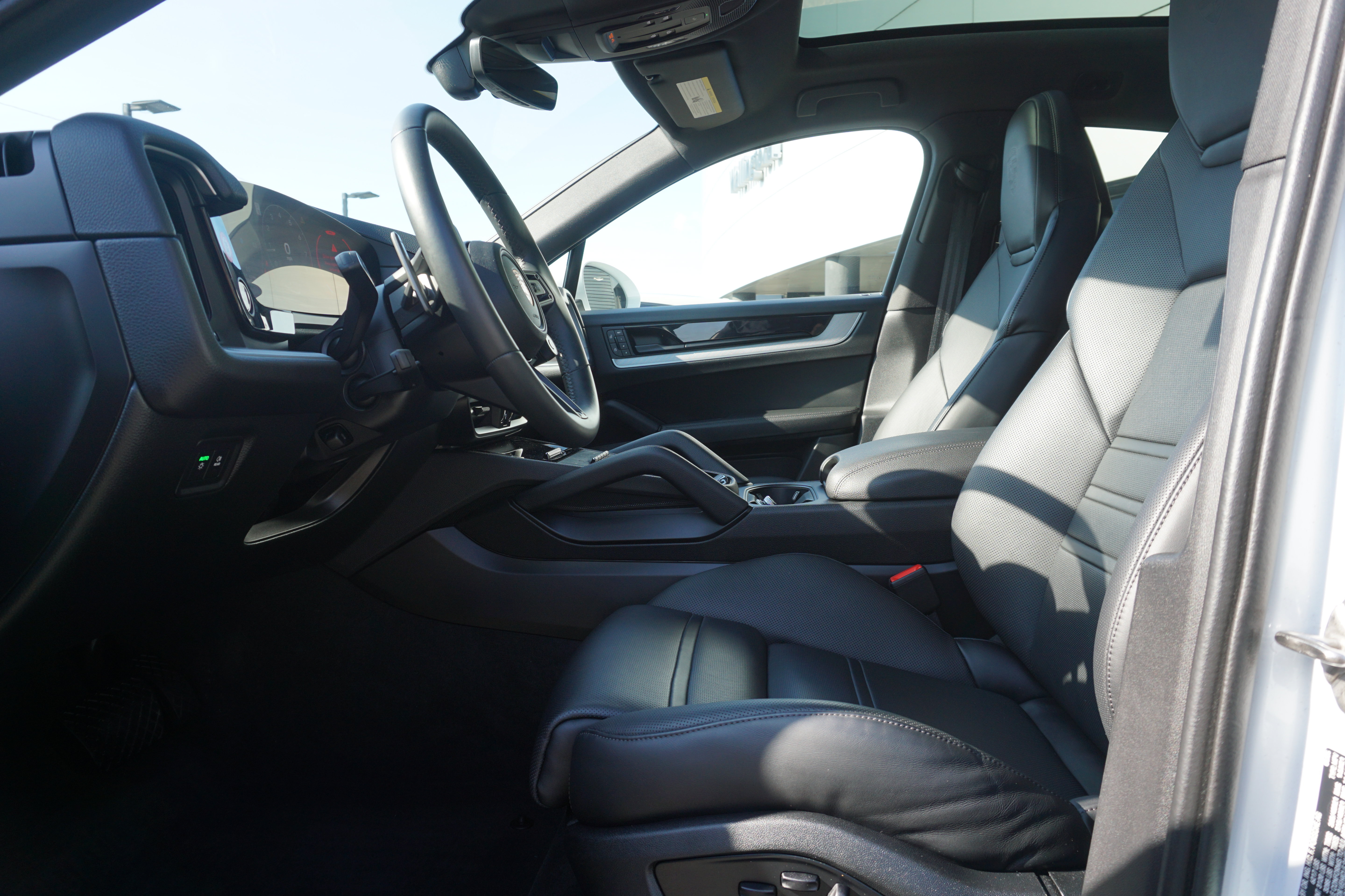 Certified 2025 Porsche Cayenne Coupe AWD/4WD image 5