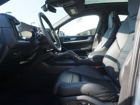 Certified 2025 Porsche Cayenne Coupe AWD/4WD image 5