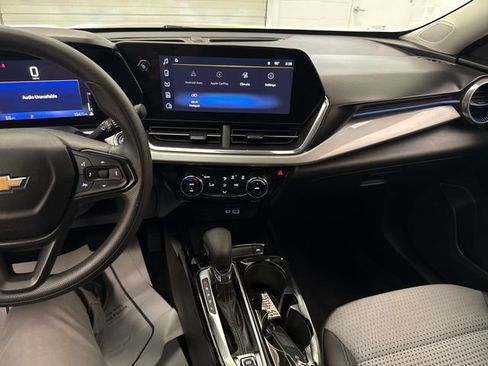 Certified 2024 Chevrolet Trax LT FWD image 17