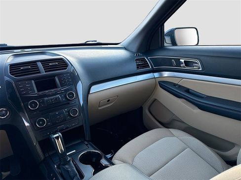 Used 2017 Ford Explorer XLT image 19