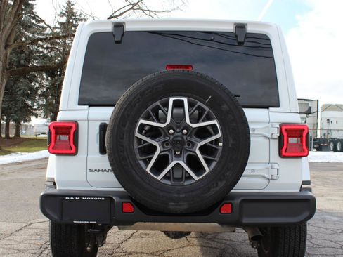 Used 2025 Jeep Wrangler Sahara AWD/4WD image 8