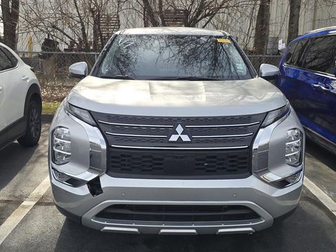 Used 2024 Mitsubishi Outlander SE image 2