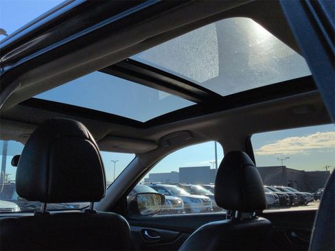 Used 2016 Nissan Rogue SL w/ SL Premium Package image 18