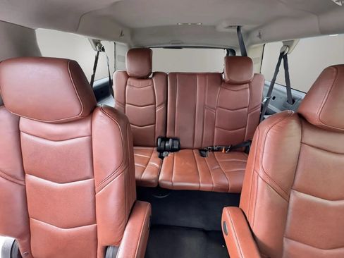 Used 2019 Cadillac Escalade ESV Premium Luxury RWD image 16