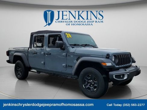 Used 2024 Jeep Gladiator Sport AWD/4WD image 2