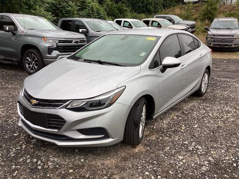 Used 2018 Chevrolet Cruze LT FWD image 2