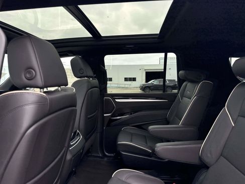 Used 2025 Cadillac Escalade ESV Sport AWD/4WD image 15