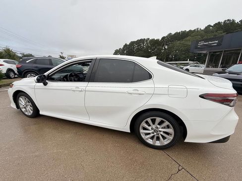 Used 2021 Toyota Camry LE image 3