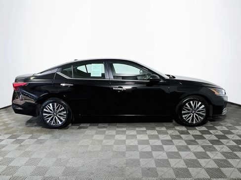 Used 2025 Nissan Altima 2.5 SV FWD image 8