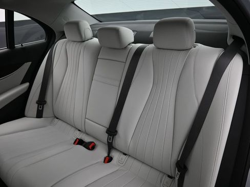 Used 2023 Mercedes-Benz E 350 4MATIC Sedan image 25