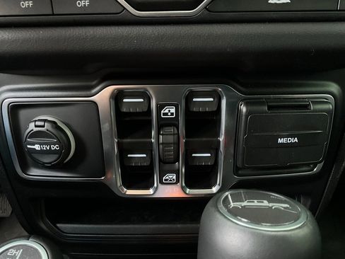 Used 2025 Jeep Gladiator Sport image 23