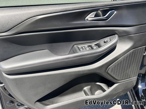 Used 2023 Jeep Grand Cherokee Laredo image 8