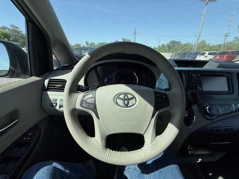 Used 2013 Toyota Sienna XLE FWD image 22