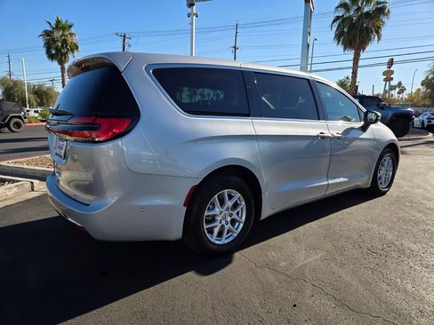 Used 2023 Chrysler Pacifica Touring-L image 6