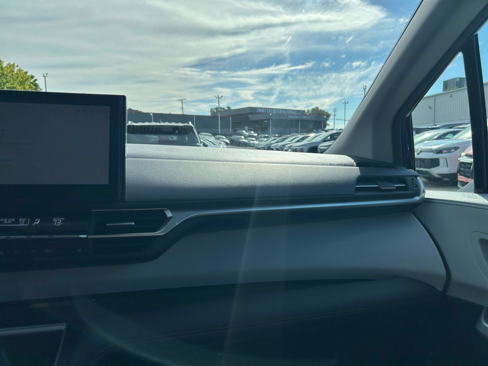 Used 2025 Toyota Sienna XLE FWD image 32