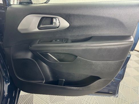 Used 2025 Chrysler Pacifica Limited image 27