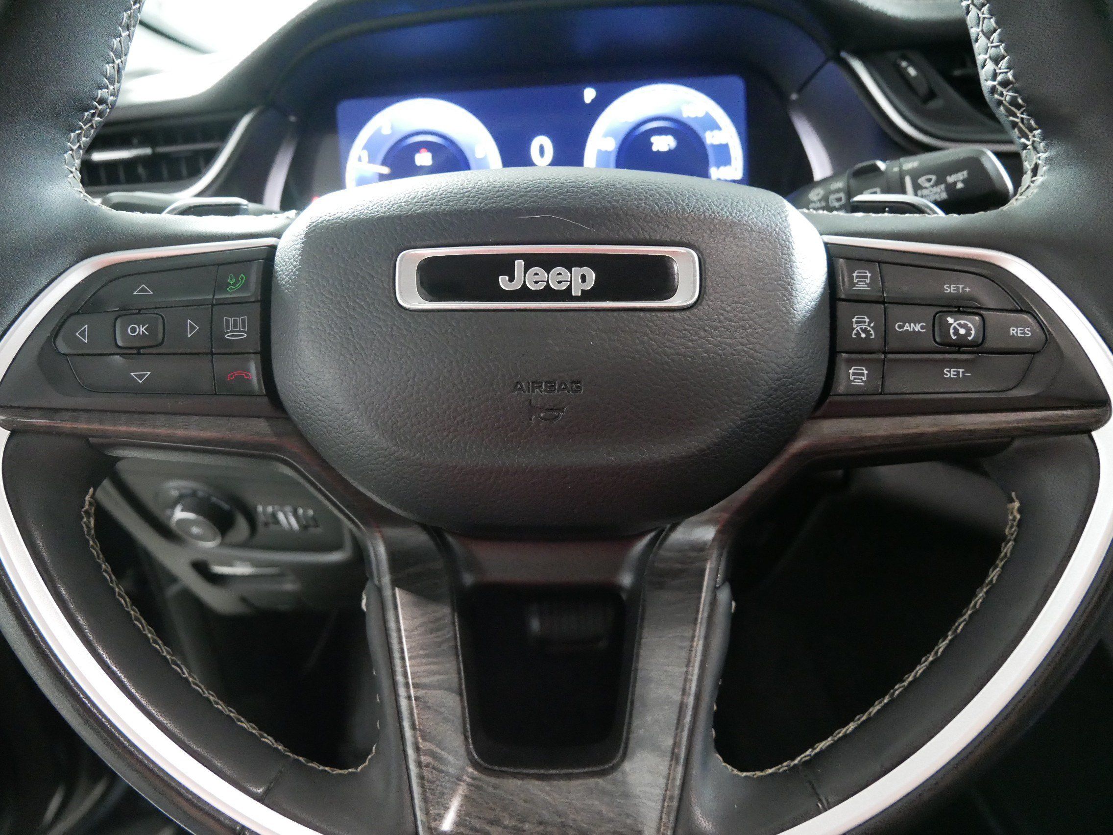 Used 2023 Jeep Grand Cherokee L Limited AWD/4WD image 25